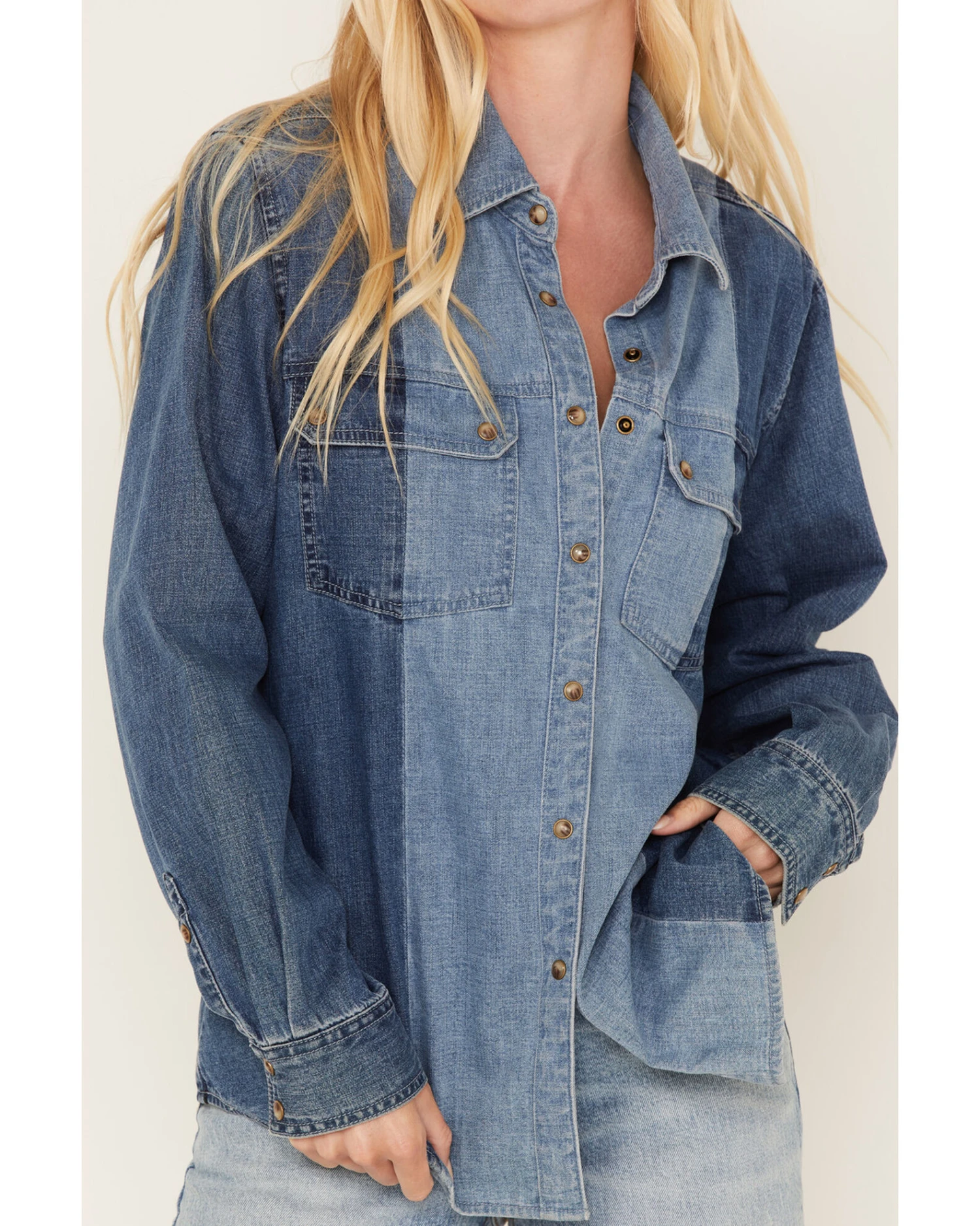 Cleo + Wolf Women's Montana Avenue Two Tone Long Sleeve Denim Snap Shirt 3 Cleo + Wolf Women's Montana Avenue Two Tone Long Sleeve Denim Snap Shirt